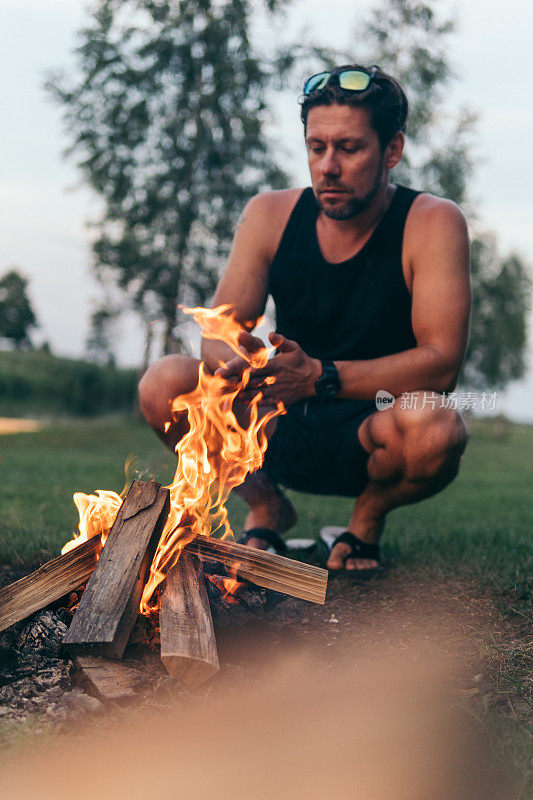 在花园里放篝火。夏天的活动