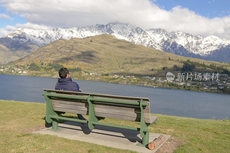新西兰，一个男人享受瓦卡蒂普湖，皇后镇新西兰。
