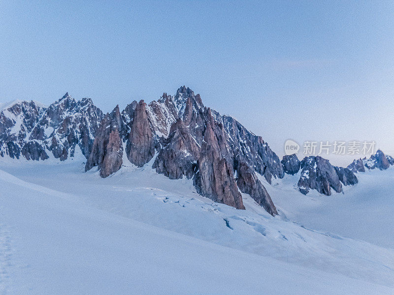 陡峭的山边。雄伟的瑞士阿尔卑斯山