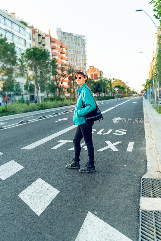 一个年轻女孩正在穿过巴塞罗那的街道