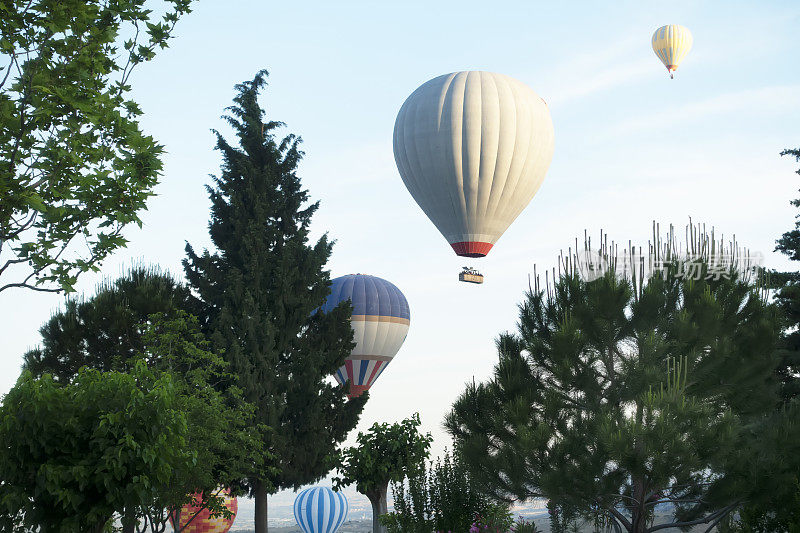 热气球在Pamukkale的石灰华上空飞行