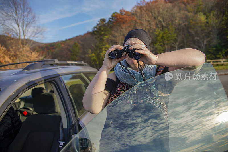 成熟的女人，旅行家，用双眼看自然