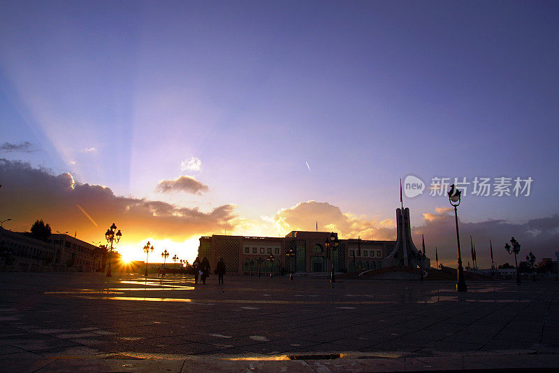 突尼斯首都突尼斯卡斯巴广场上的日落