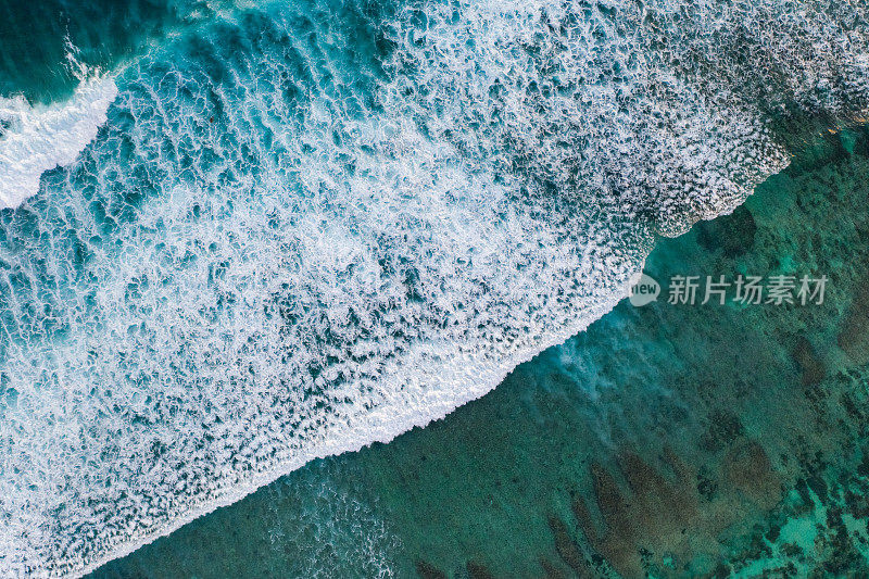 巴厘岛，空中拍摄的绿松石海面与波浪。