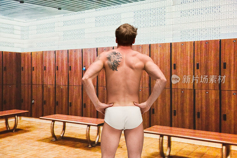 漂亮的裸男在健身房更衣室里穿着内裤，后视镜