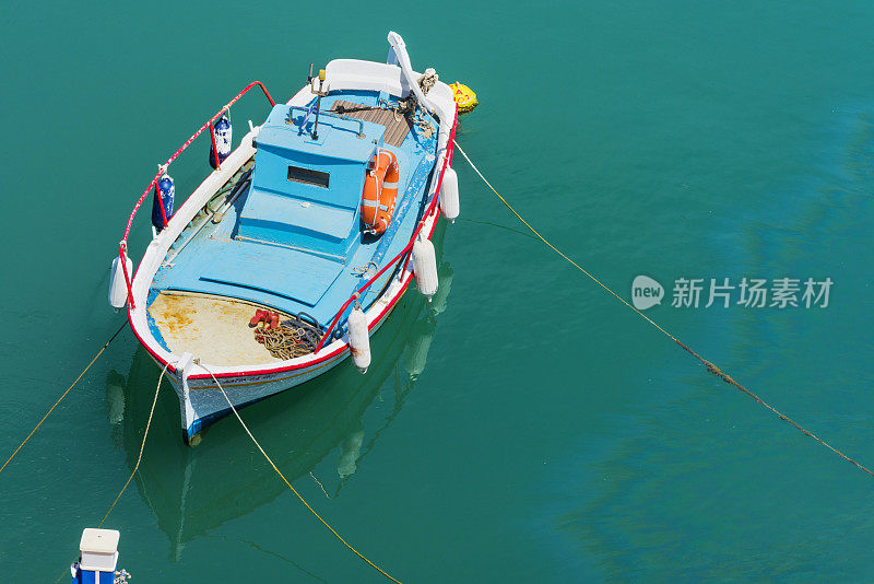 希腊希奥斯岛海岸的一艘古老的木制渔船