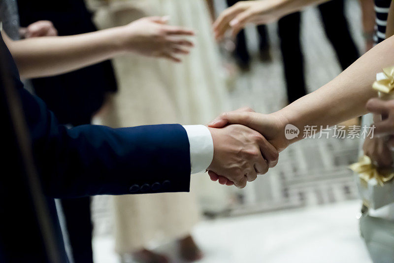 婚礼上的握手