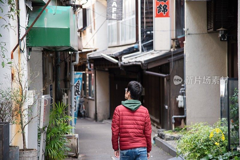 游客探索日本城市