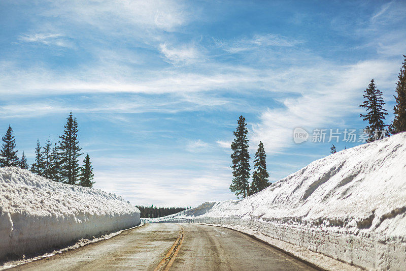 在科罗拉多州西部有高雪堤的冬季山路