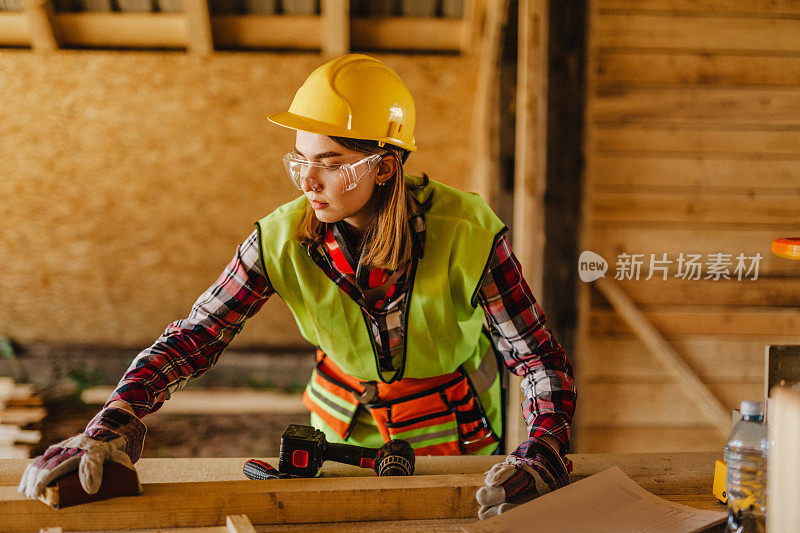 在建筑工地工作的蓝领妇女