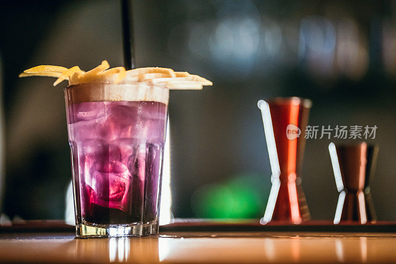 紫色的饮料在一个杯子准备喝