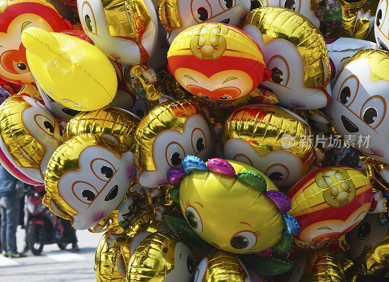 春节期间，孙悟空在街上放气球