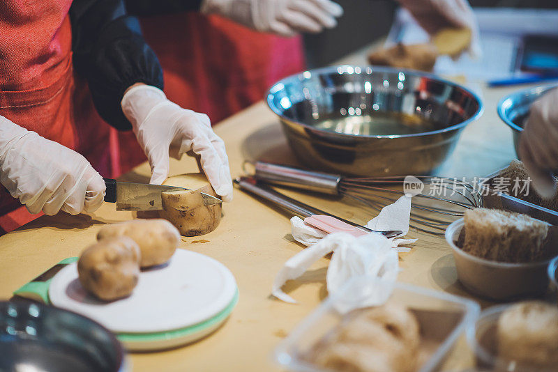 土豆由学生切好后放入搅拌机