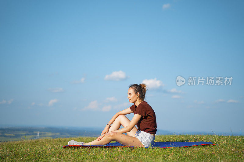 青少年的精神。美丽的少女伸展在户外的自然。