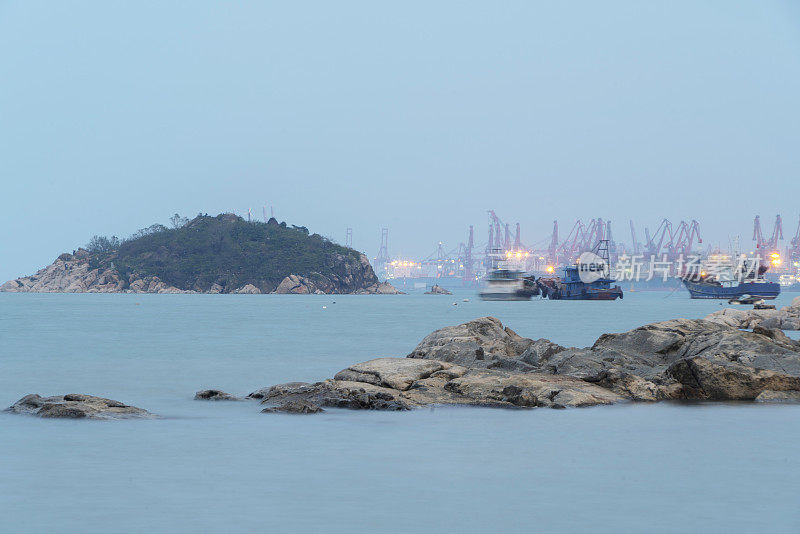 长时间暴露:黄昏时的海港和岛屿