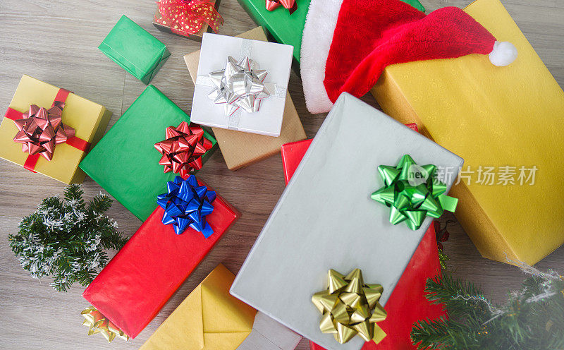 新年快乐和玛丽圣诞节庆祝概念与圣诞礼品盒与小玩意和杉树枝在复制空间的背景概念