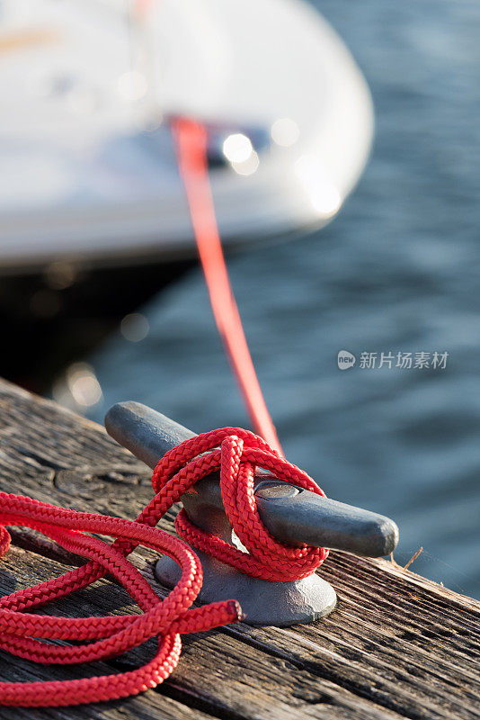 绳子系在船坞钩上