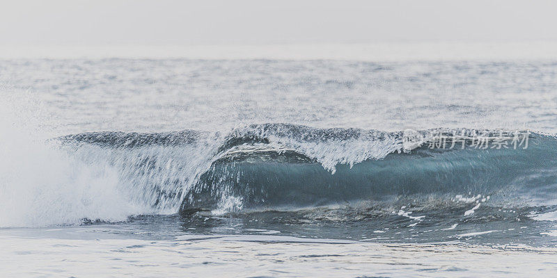 罗浮敦群岛的海浪拍打着Austvagoy海岸