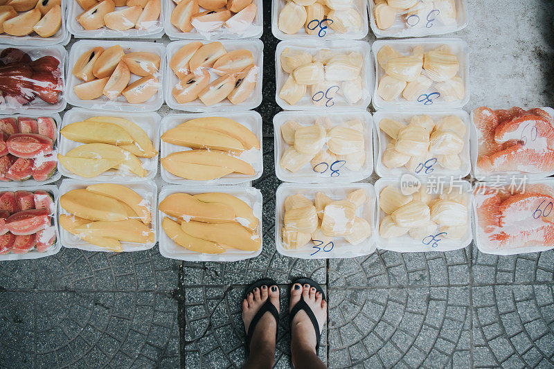 女顾客在街头食品市场买水果的视频