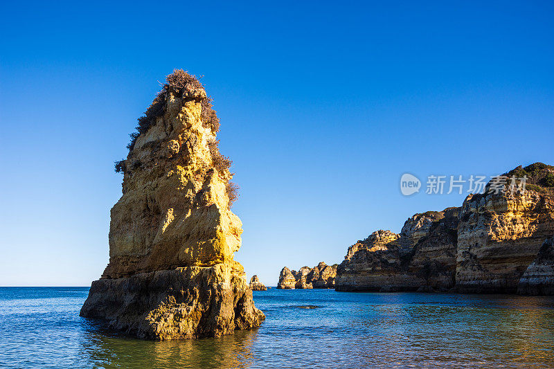 葡萄牙阿尔加维普拉亚多纳阿纳海滩碧绿的海水和悬崖