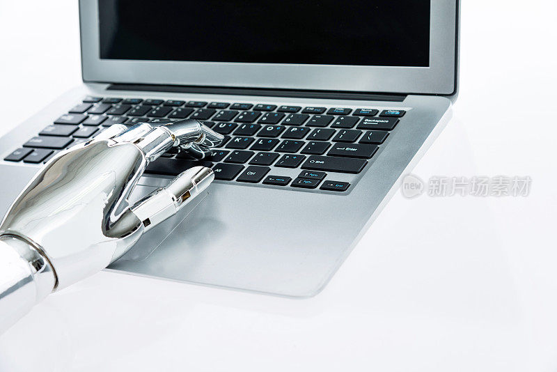 机器人的手在键盘上打字