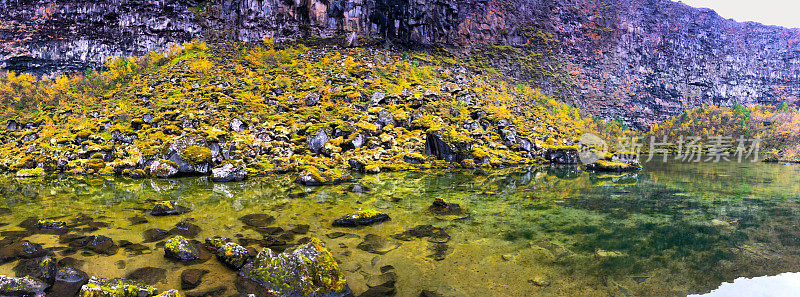 ?sbyrgi峡谷，冰岛:全景Botnstj?rn马蹄峡谷的池塘