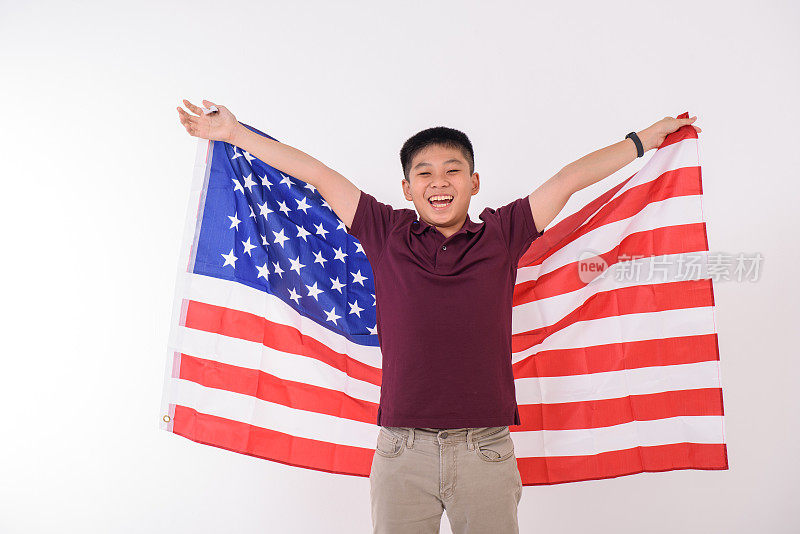 少年用美国国旗欢呼