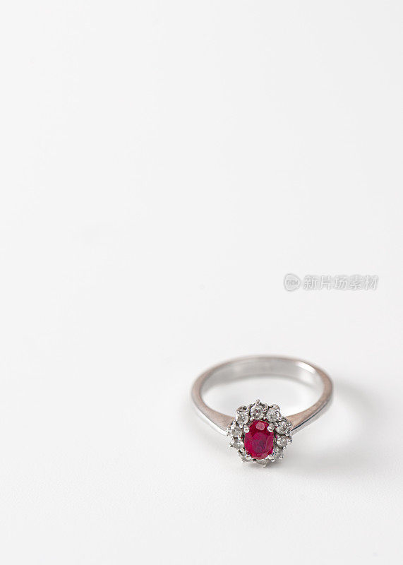 奢侈的红宝石戒指