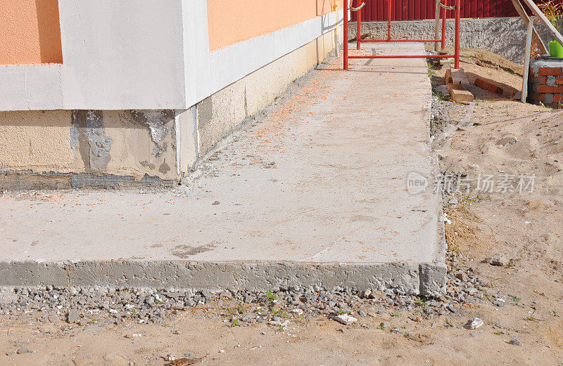 房屋地基防水的特写，用混凝土路径进行防潮，以避免水通过房屋墙壁渗漏。