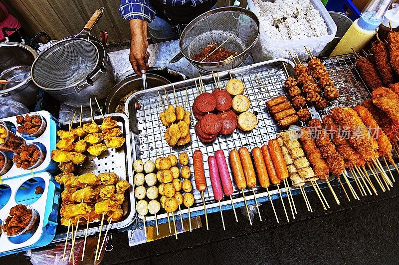 煎肉丸和香肠——曼谷街头小吃。