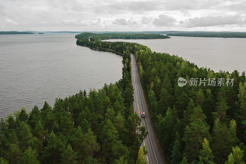 风景鸟瞰图露营车与独木舟的屋顶上的道路通过芬兰湖