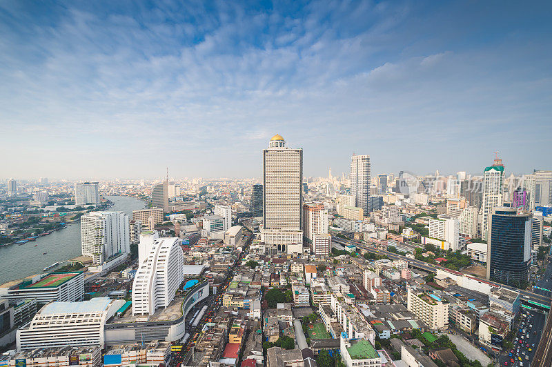 全景城市景观商业区在沙盘他信，silom，沙吞和湄南河，曼谷，泰国)从高空看高楼黄昏