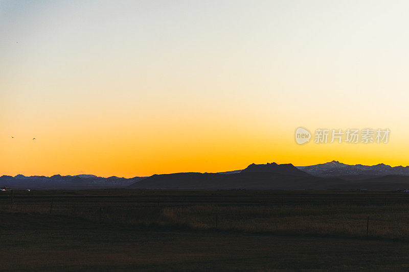 冰岛风景优美的火山上的日出和鸟群