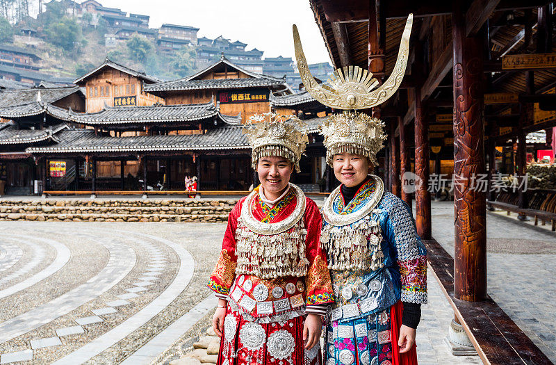 中国贵州省西江千户苗寨的中国苗族妇女穿着传统服装。