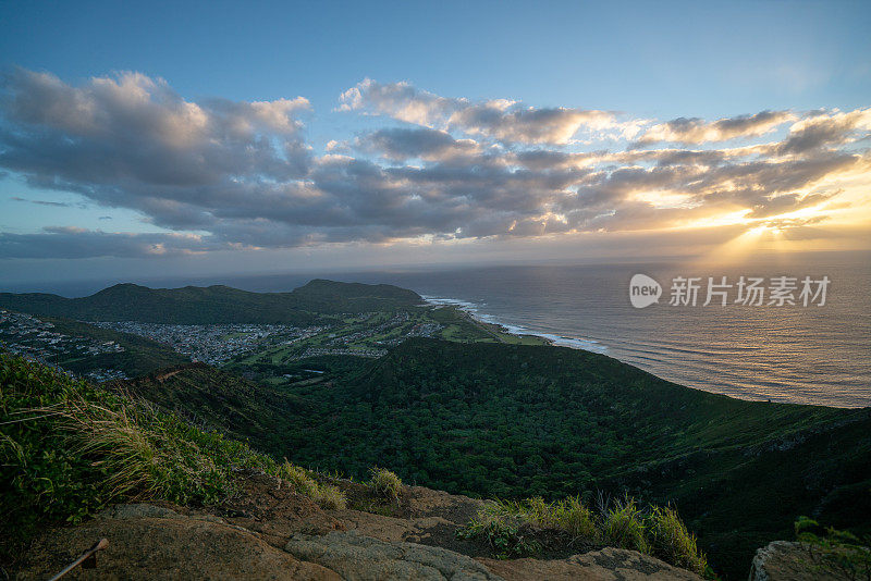 太阳从地平线上升起，从山顶俯瞰，夏威夷