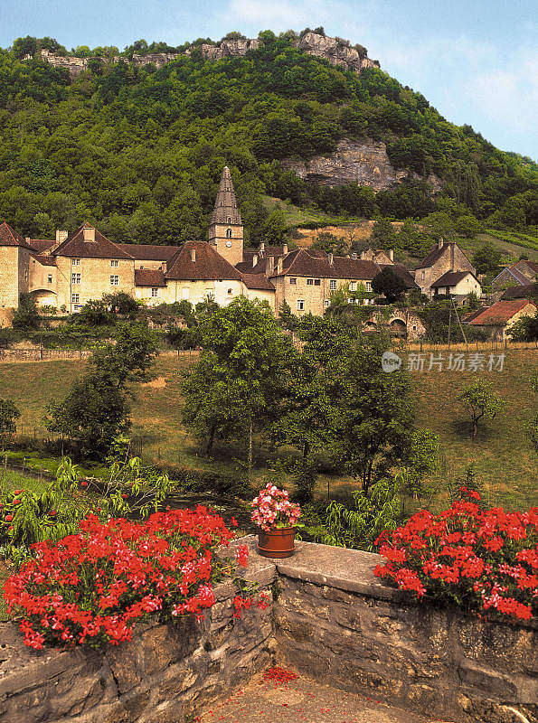 汝拉是法国东部Bourgogne-Franche-Comté的一个部门，以汝拉山脉命名