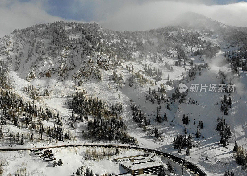 雪鸟滑雪场在冬季的高峰期，靠近犹他州盐湖城的瓦萨奇山脉