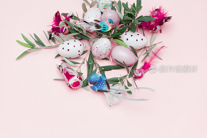 平铺的橄榄枝和复活节装饰在粉红色的背景