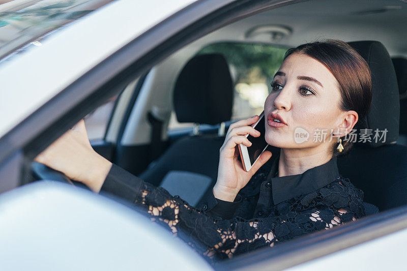 愤怒的女人被困在交通堵塞中