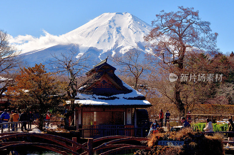 白雪覆盖的富士山，摄于山梨县大野hakkai