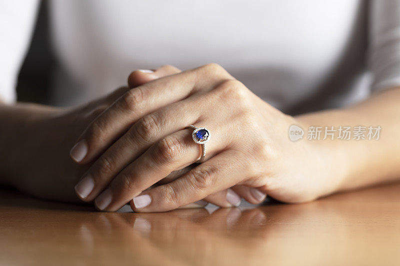 蓝宝石戒指