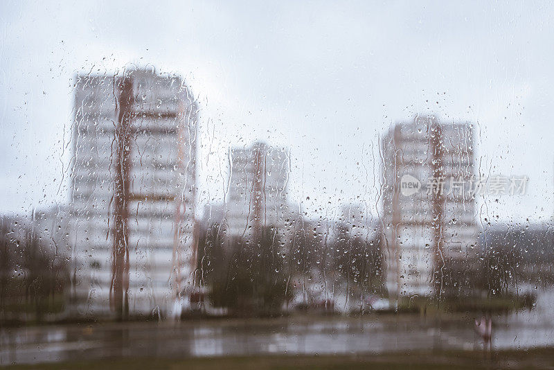 雨点落在窗玻璃外纹理上