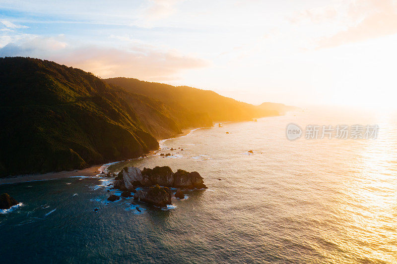 鸟瞰图西岸日落，南岛，新西兰。