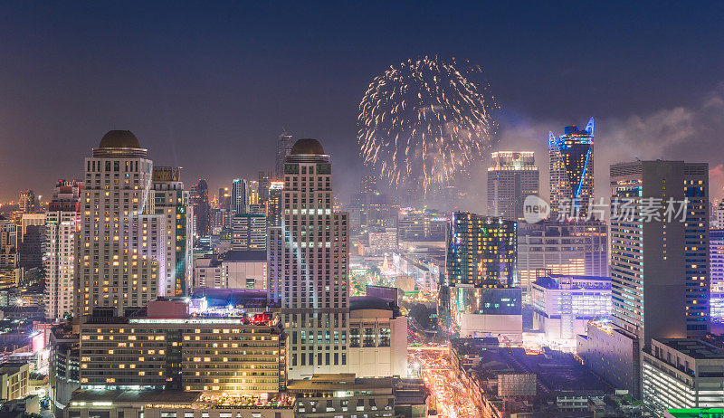新年庆祝焰火在中央世界和大C中心曼谷市中心的一个大中心。该购物中心位于Ratchadaphisek区。晚上的照片。