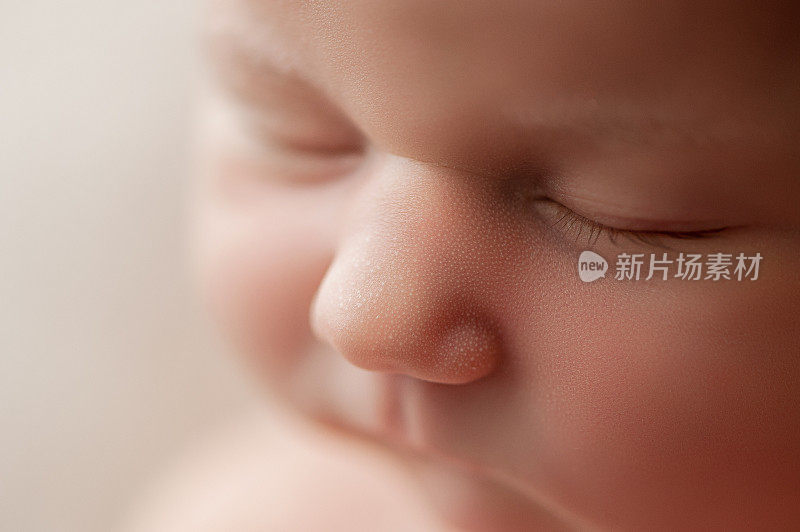 熟睡的新生女婴的脸特写