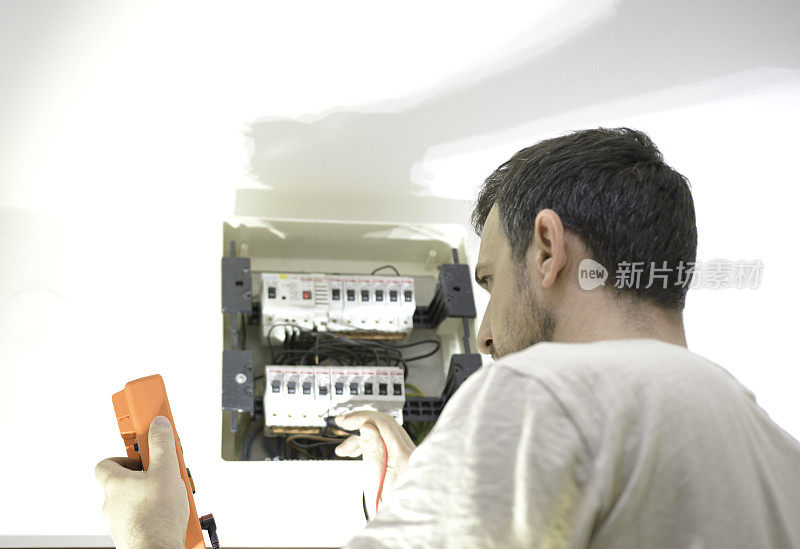电工用测量仪器在保险丝箱中测试电压