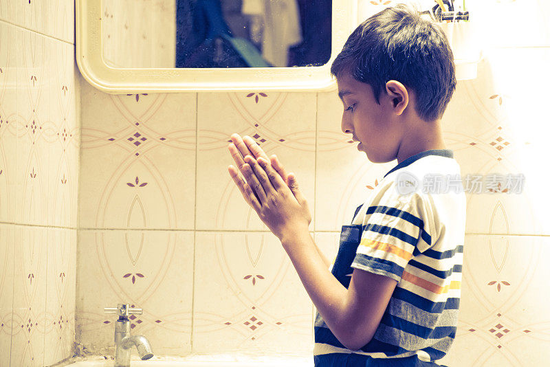 男孩在家洗手