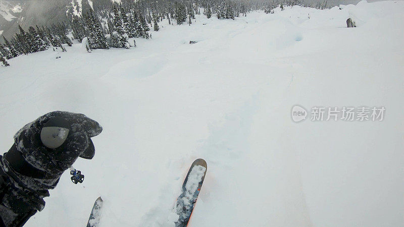 第一人称视角POV背国家滑雪下山高山斜坡