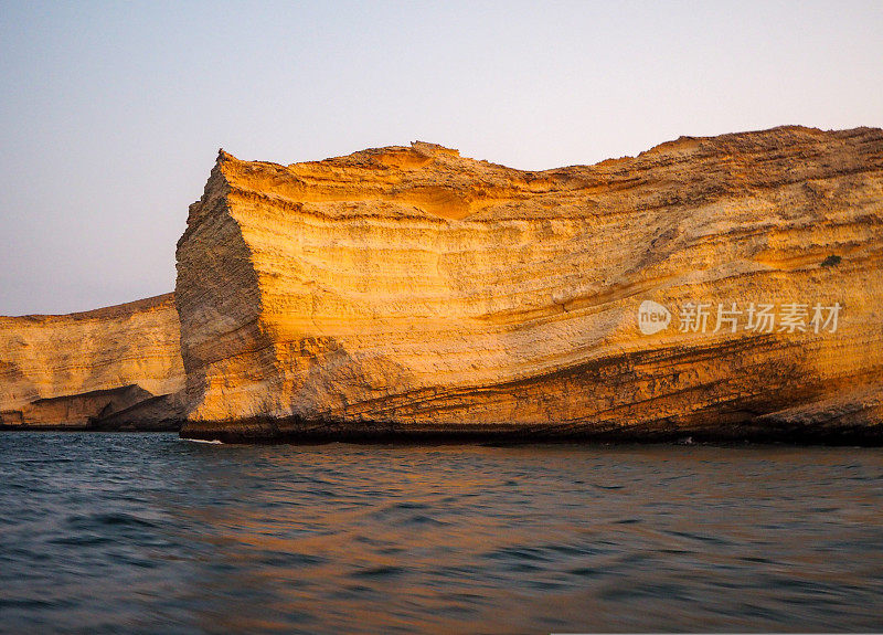 阿曼马斯喀特海岸线上的日落