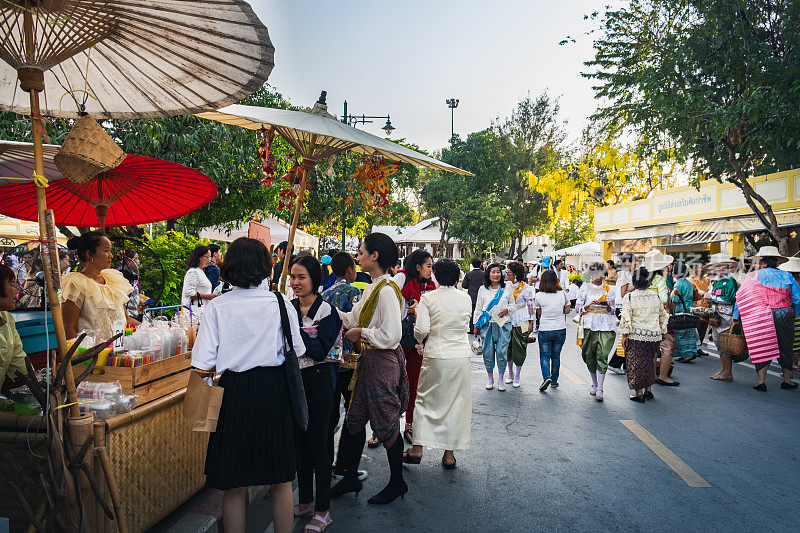 泰国人在曼谷的集市上购买食物
